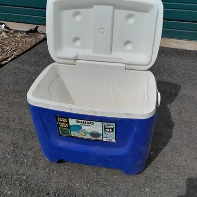 Majestic Blue Igloo cooler 25 Quarts Made in the USA Island Breeze