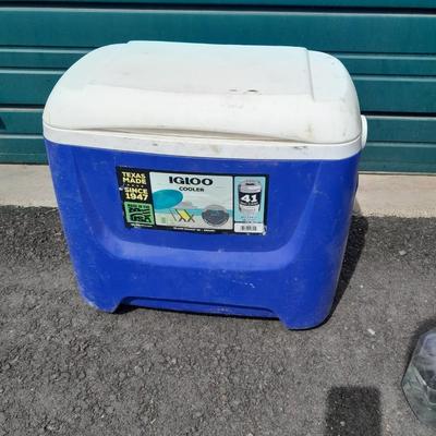 Majestic Blue Igloo cooler 25 Quarts Made in the USA Island Breeze