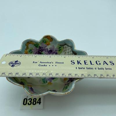 Scalloped edge,feet decorative bowl