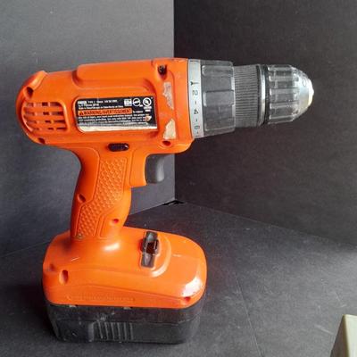 Working Black & Decker 18-volt drill with no charger, Two nice new shank drill bits, and a 3/32" Steel stamp set