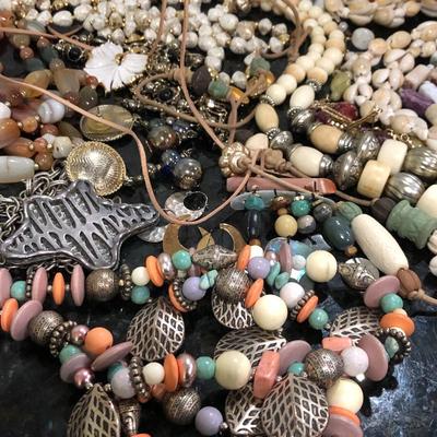 Mixed Costume Jewelry - Lot J207