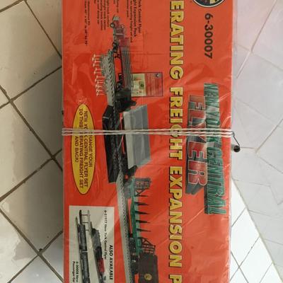 Lionel Train Operating Freight Expansion track