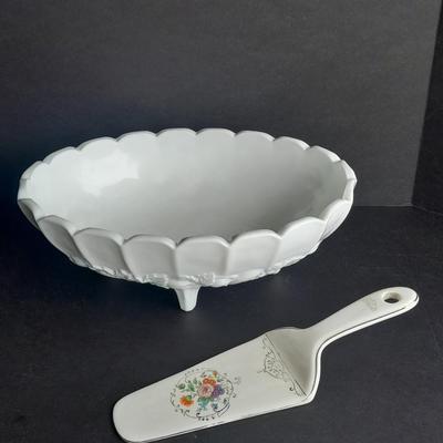 Vintage Indiana Glass Tri - Footed Oval Milk Glass Fruit Bowl, 1960s with Dresdena ware pie server