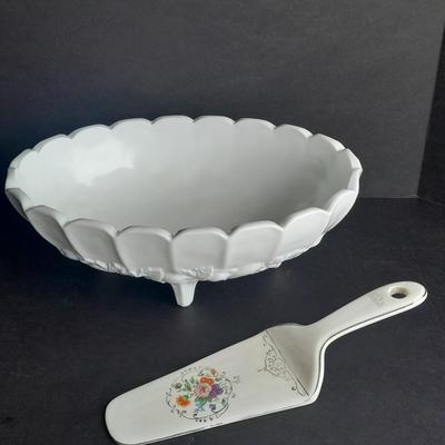 Vintage Indiana Glass Tri - Footed Oval Milk Glass Fruit Bowl, 1960s with Dresdena ware pie server