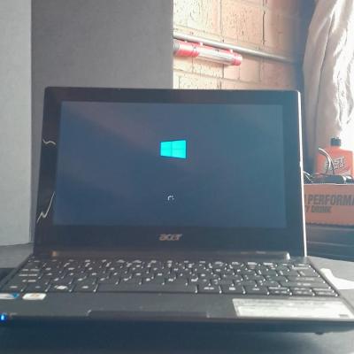 Acer Aspire one D255E Laptop Works, but slow. For light use or Repair