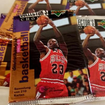 LOT 35   LOT OF UNOPENED PACKS OF BASKETBALL CARDS