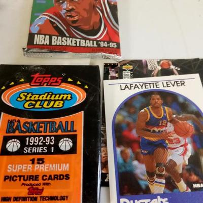 LOT 35   LOT OF UNOPENED PACKS OF BASKETBALL CARDS