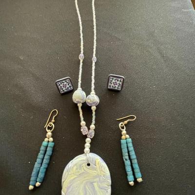 STONE AND BEADED NECKLACE W/EARRINGS