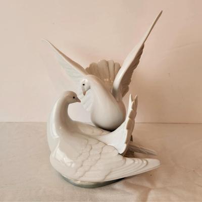 Lot #18  LLADRO Dove Figurine - "Love Nest"