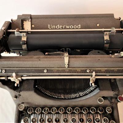 Lot #25  Vintage UNDERWOOD Typewriter
