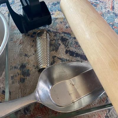 Lot of kitchen items: pyrex, rolling pin, and more