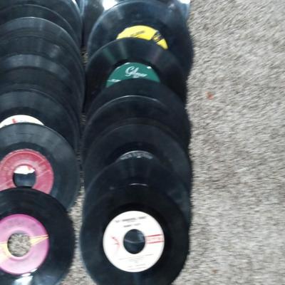LARGE ASSORTMENT OF 45's RECORDS
