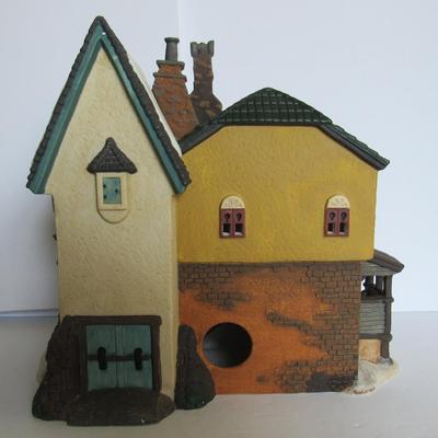 Nice MIB Dept 56 Charles Dickens Village Grapes Inn, 5th Ed, 1996
