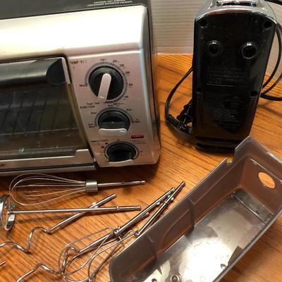 Black & Decker Toast-R-Oven & Hamilton-Beach Electronic Hand Mixer W/ Attachments -Lot 433
