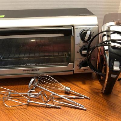Black & Decker Toast-R-Oven & Hamilton-Beach Electronic Hand Mixer W/ Attachments -Lot 433