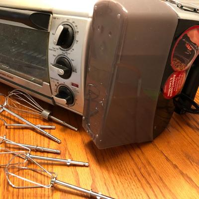 Black & Decker Toast-R-Oven & Hamilton-Beach Electronic Hand Mixer W/ Attachments -Lot 433
