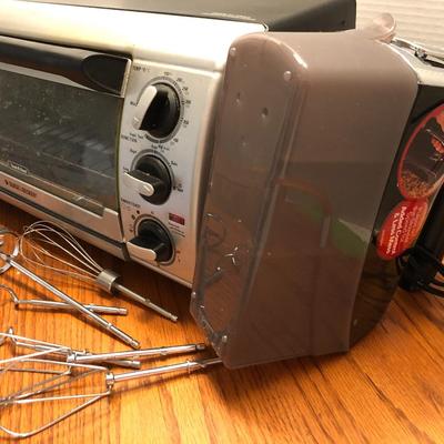Black & Decker Toast-R-Oven & Hamilton-Beach Electronic Hand Mixer W/ Attachments -Lot 433