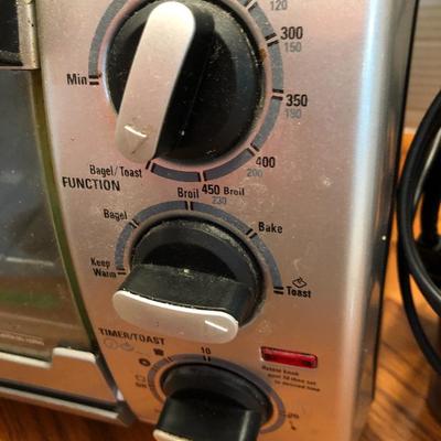 Black & Decker Toast-R-Oven & Hamilton-Beach Electronic Hand Mixer W/ Attachments -Lot 433