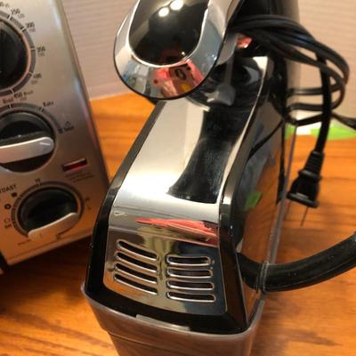 Black & Decker Toast-R-Oven & Hamilton-Beach Electronic Hand Mixer W/ Attachments -Lot 433