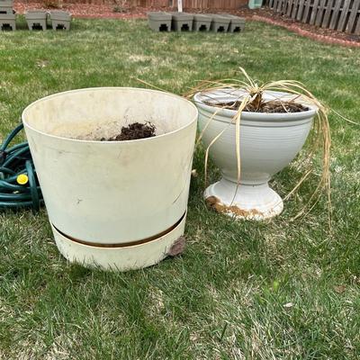 GARDEN HOSES AND 2 FLOWER POTS