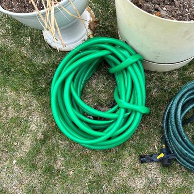 GARDEN HOSES AND 2 FLOWER POTS