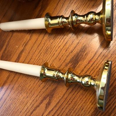 Candle Lot: Candles, Candle Holders & Basket -Lot 439