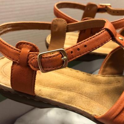 *NEW* Alfani & Clarkâ€™s Womanâ€™s Shoes Size 8.5M -Lot 447