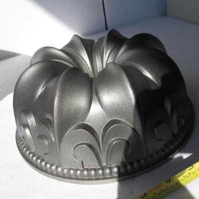 Lot 142: Nordic Ware Good Quality Mold, Fleur de Lis Pattern