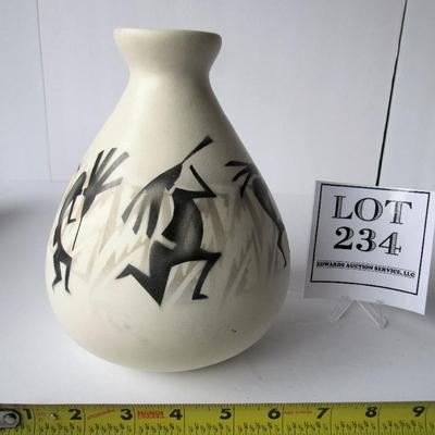 Artist Signed Navajo Vase, Looks Like Ronda Anito, Nice Figural Pattern