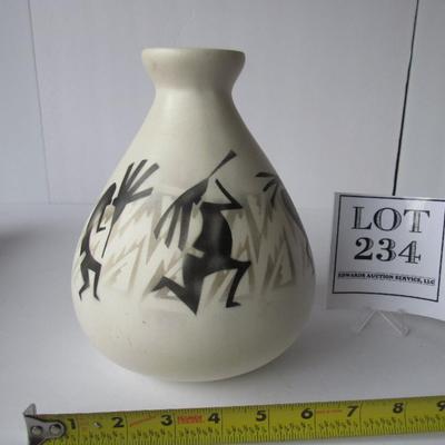 Artist Signed Navajo Vase, Looks Like Ronda Anito, Nice Figural Pattern