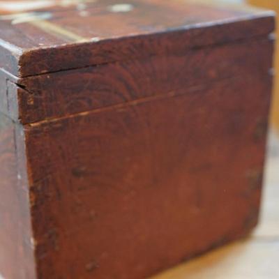ANTIQUE GRAIN PAINTED BOX W/ FOLK ART FIGURES /LOG CABIN