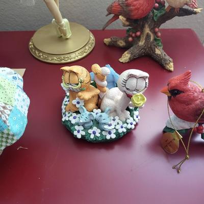 32 Collectable Lot