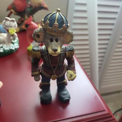 32 Collectable Lot