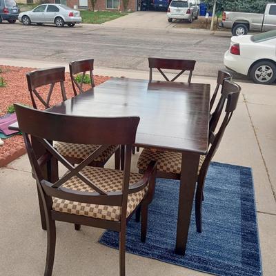 STUNNING SOLID WOOD DINING ROOM TABLE WITH 6 CHAIRS
