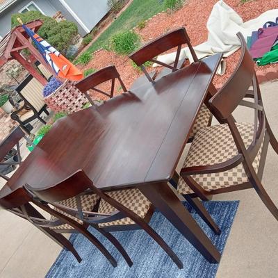 STUNNING SOLID WOOD DINING ROOM TABLE WITH 6 CHAIRS
