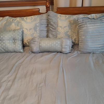 JC Penny's King-sized reversable Comforter with pillows and Bed skirt 7 pieces