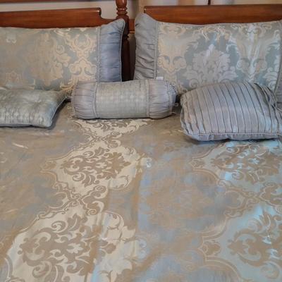 JC Penny's King-sized reversable Comforter with pillows and Bed skirt 7 pieces
