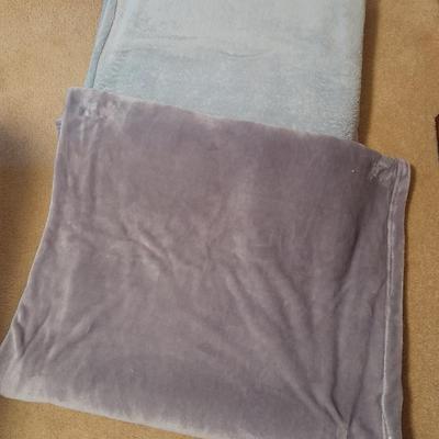 WestPoint Home Polyester Sofy King sized blue blanket and soft purple throw blanket