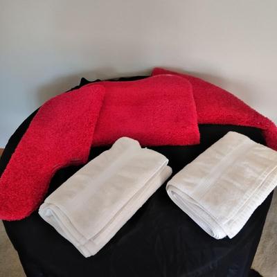 Three-piece Red bathroom rugs with white towels