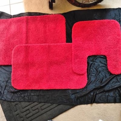 Three-piece Red bathroom rugs with white towels