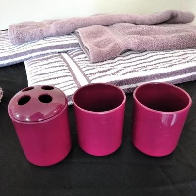 JC Penny Elegant and New Traditions Towels with toothbrush holder and Bathroom cups