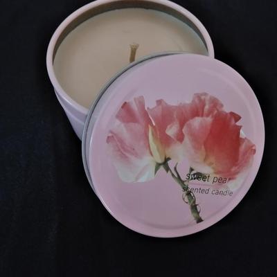 Dri Soft towels bathroom, waste can and sweetpea candle
