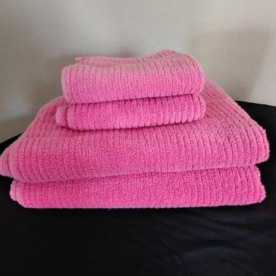 Dri Soft towels bathroom, waste can and sweetpea candle