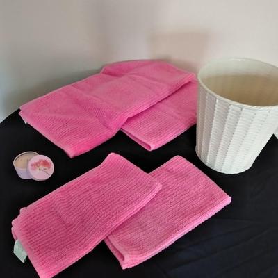 Dri Soft towels bathroom, waste can and sweetpea candle