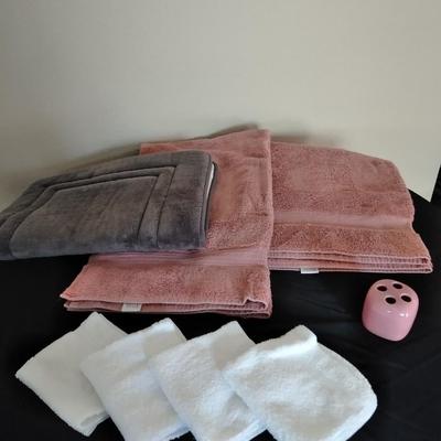 Bathmat, Bath towels, washcloths and a toothbrush holder