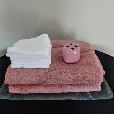 Bathmat, Bath towels, washcloths and a toothbrush holder