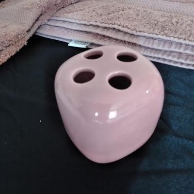 Bathmat, Bath towels, washcloths and a toothbrush holder