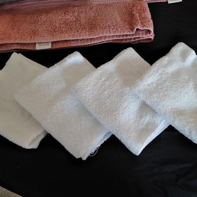 Bathmat, Bath towels, washcloths and a toothbrush holder