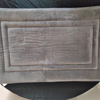 Bathmat, Bath towels, washcloths and a toothbrush holder