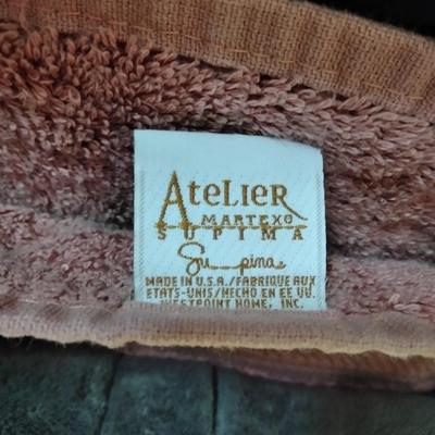 Bathmat, Bath towels, washcloths and a toothbrush holder